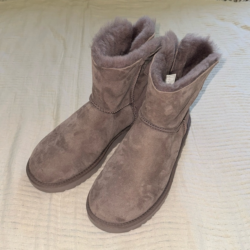 NWOT Ugg bow boots